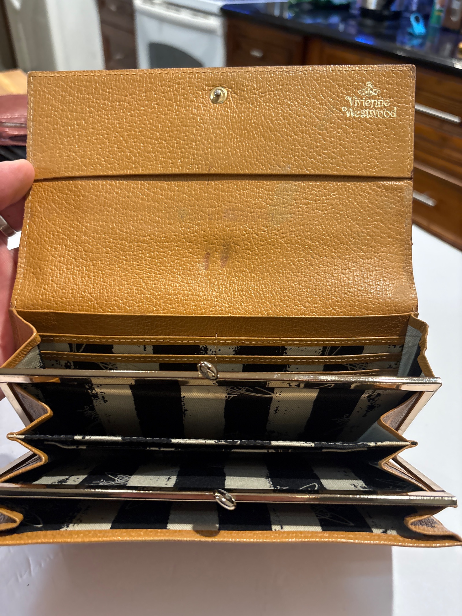 Vivienne Westwood Kiss Lock Wallet in Tan Leather — photo 3
