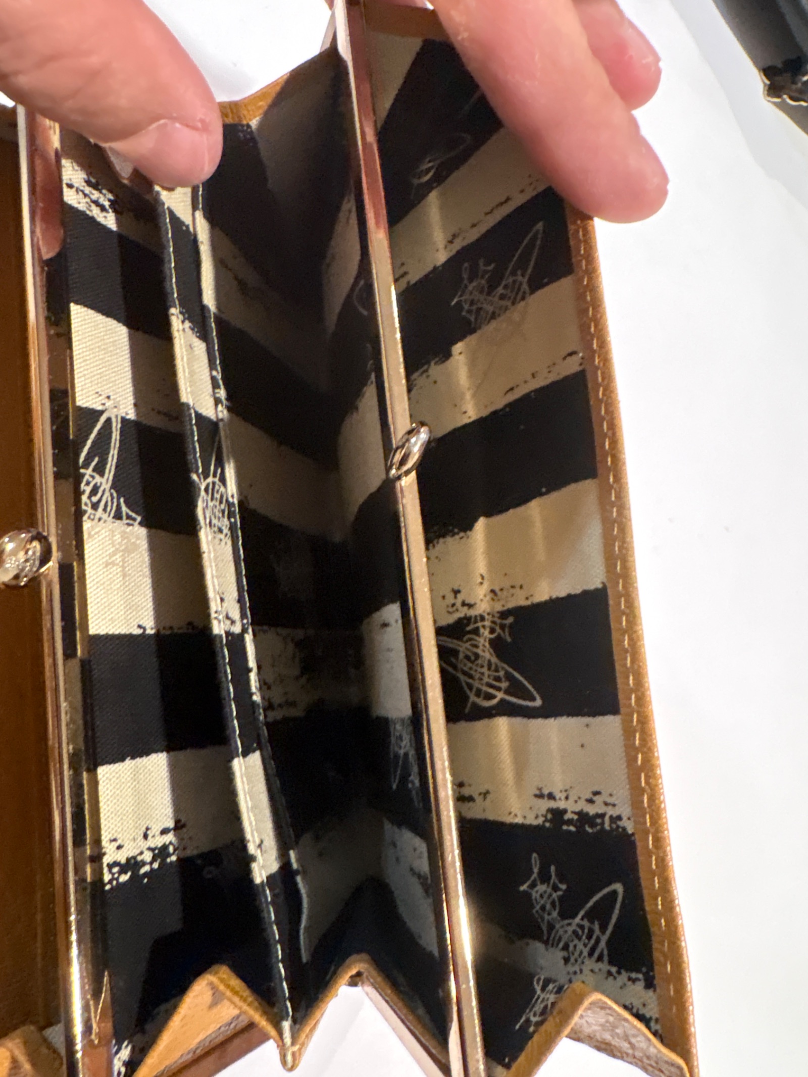 Vivienne Westwood Kiss Lock Wallet in Tan Leather — photo 6