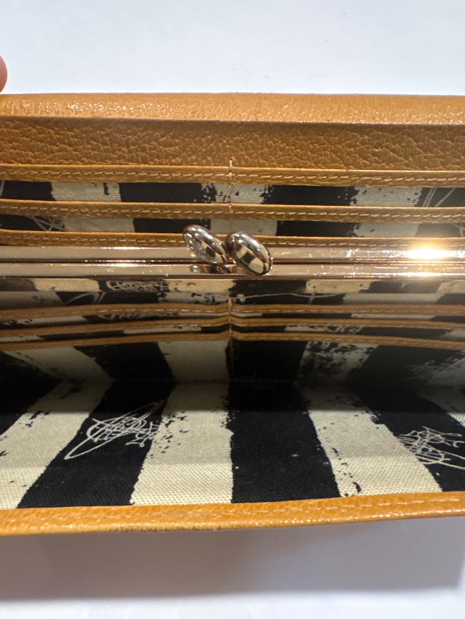 Vivienne Westwood Kiss Lock Wallet in Tan Leather — photo 7