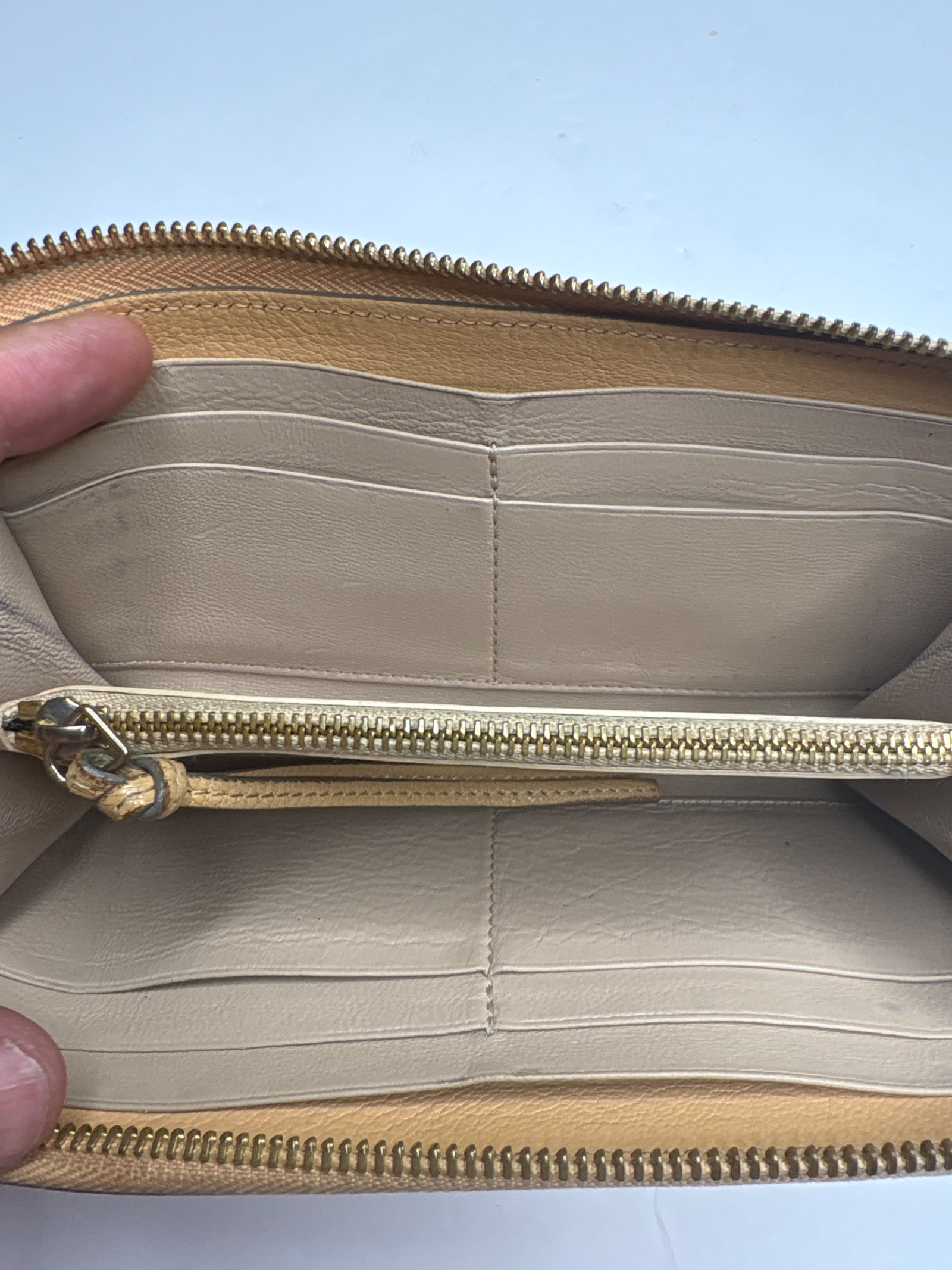 Chloé Bow Detail Long Zipper Wallet in Tan Leather — photo 5