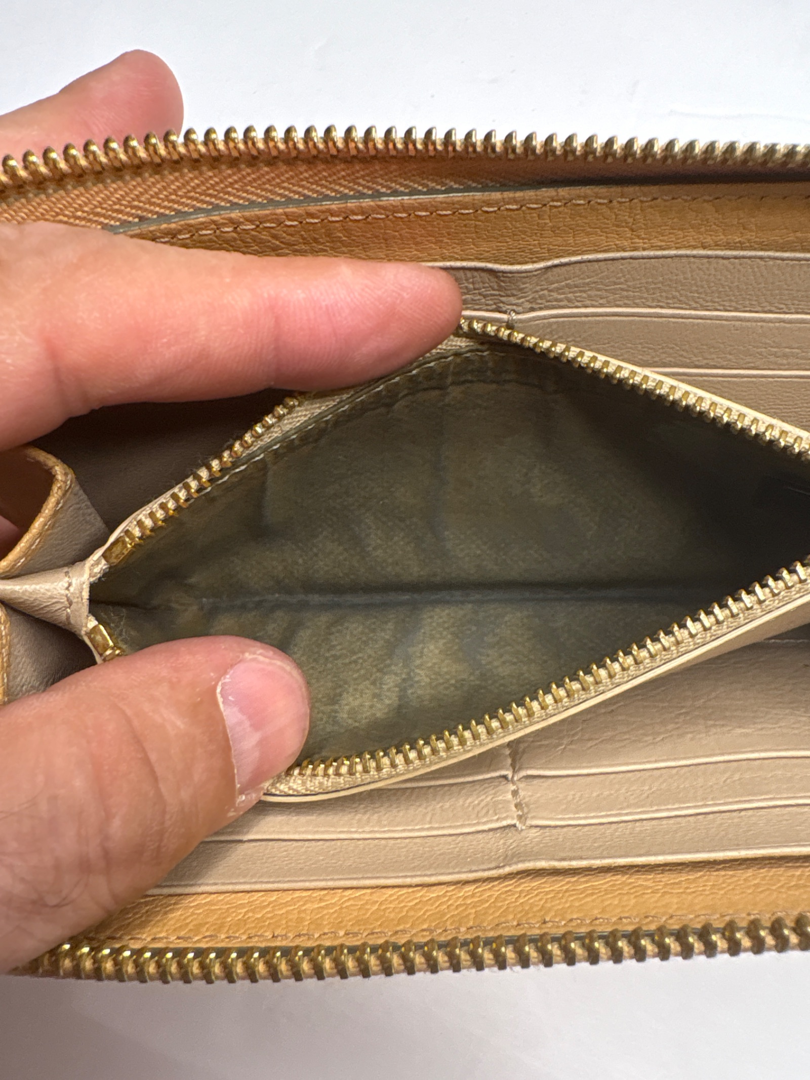 Chloé Bow Detail Long Zipper Wallet in Tan Leather — photo 6